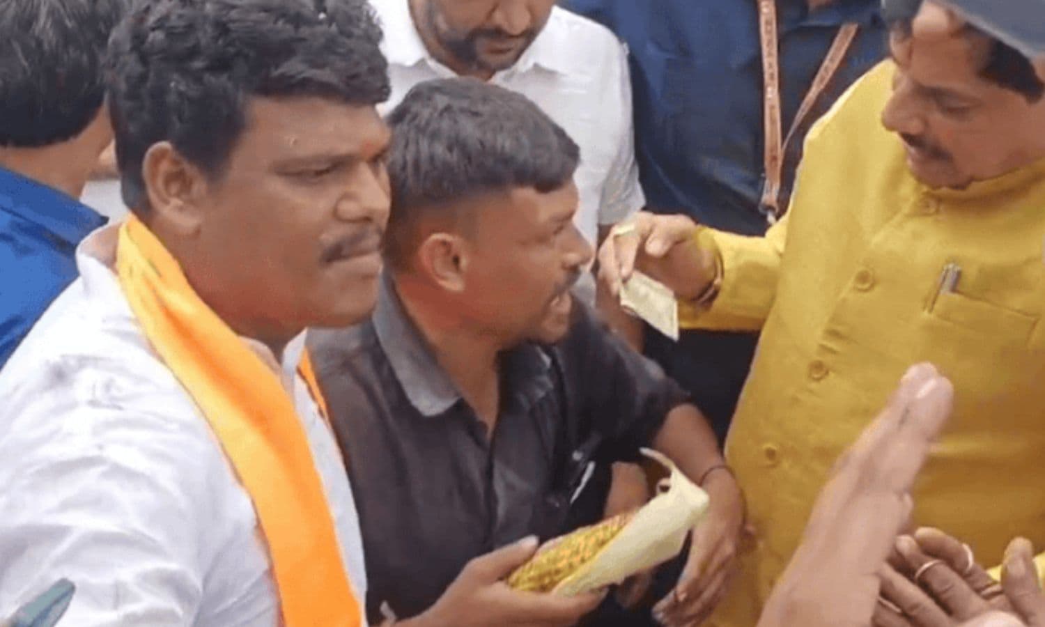 CM Mohan Yadav : दिव्यांग की पुकार सुन बीच सड़क रोका काफिला! CM ने खरीदा भुट्टा, दिए 500 रुपये और थपथपाई पीठ