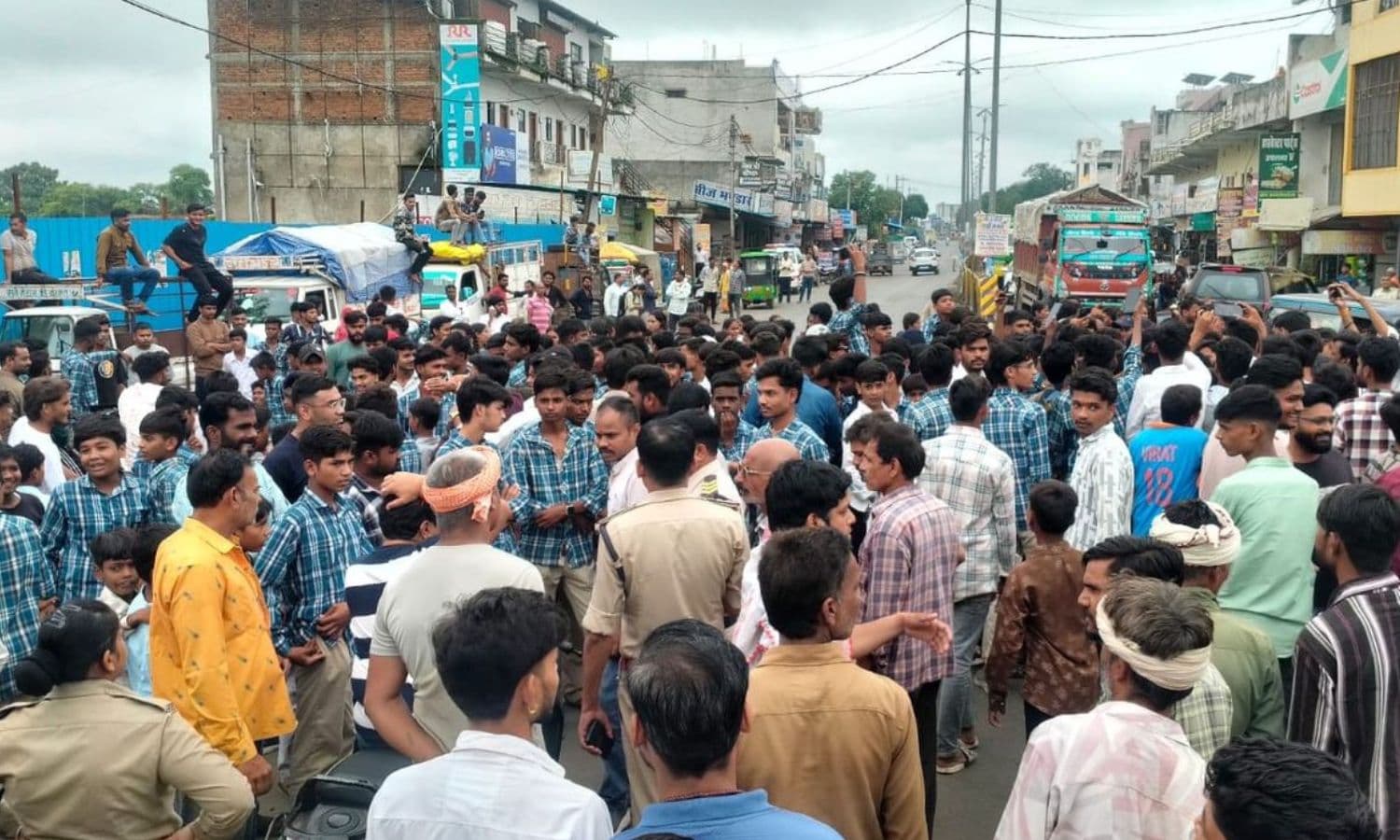 Jabalpur News : सांदीपनी स्कूल 10 KM दूर शिफ्ट करने का विरोध, छात्रों ने जबलपुर-दमोह-भोपाल मार्ग किया जाम